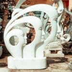 Alltagsgegenstände als Kunst: Kyra Vertes beleuchtet, wie Design zur Skulptur wird