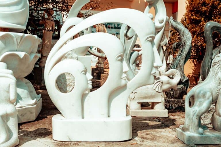 Alltagsgegenstände als Kunst: Kyra Vertes beleuchtet, wie Design zur Skulptur wird