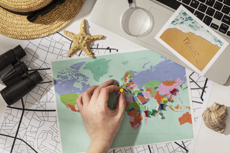 Wenn Landkarten zu Kunst werden – Kyra Vertes erklärt kartografische Inspirationen